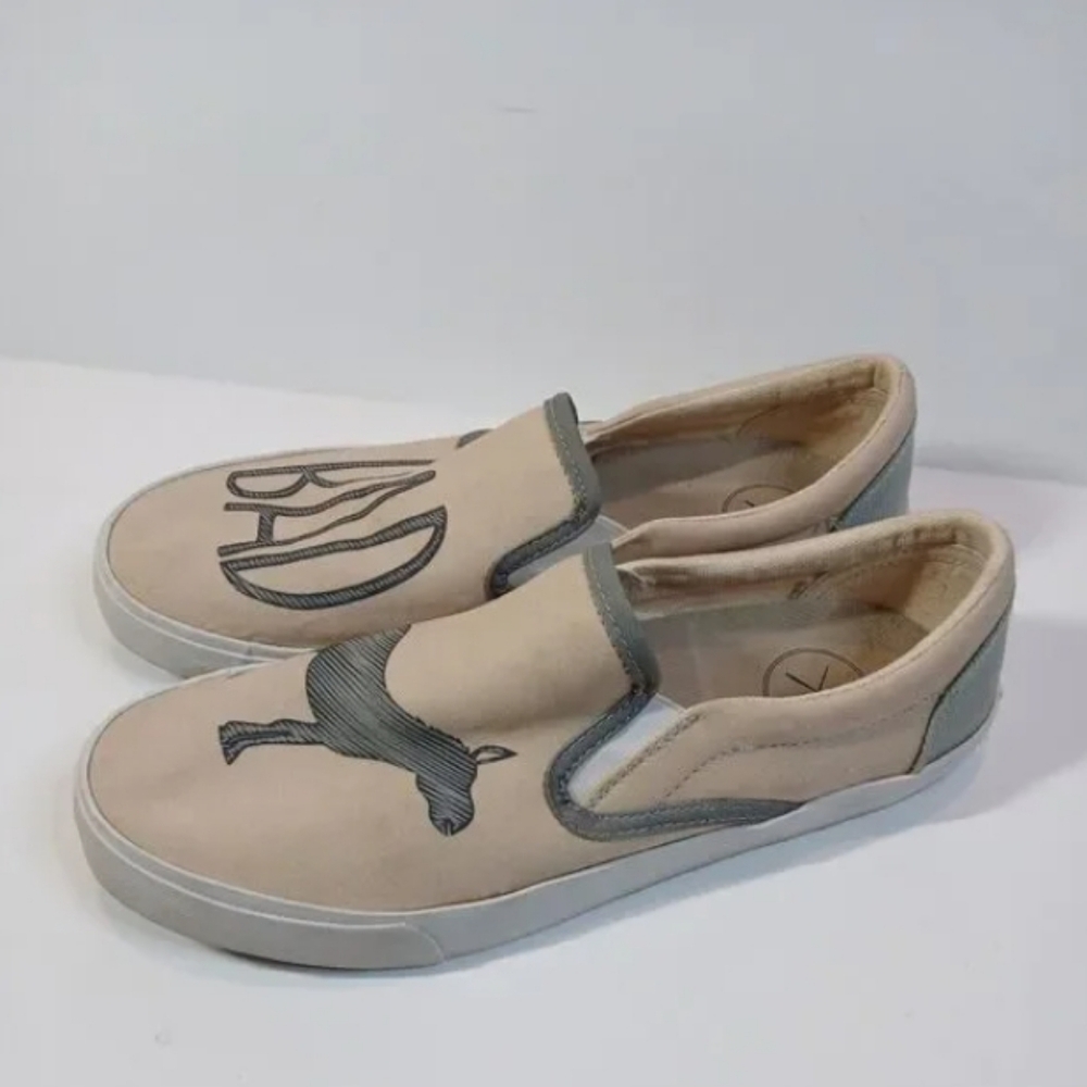 Canvas sliding in loafers